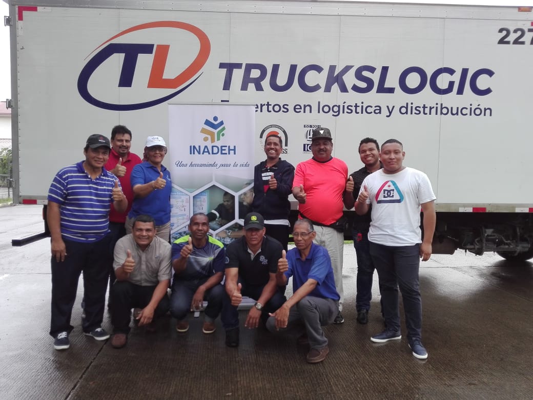 InadehOficial's tweet image. Participantes del programa de Transporte de Carga en el Centro Los Pueblos durante su prueba de campo en el camión de la empresa Truckslogic. #UnMejorInadeh