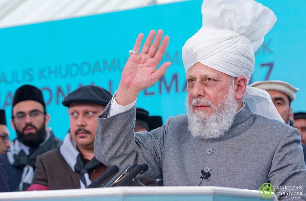 UKMuslimYouth's tweet image. 110 years of #Khilafat and beloved Huzur has shown us love, compassion and guidance. We cherish and love each moment beloved Huzur shares with us - ‘Inni ma&apos;aka ya Masroor’ #KhilafatDay