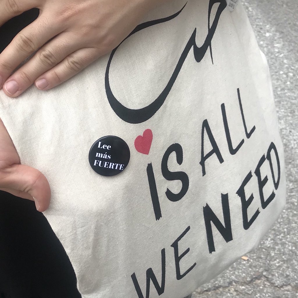 ContraEscritura's tweet photo. Acabo de vivir una cosa LOQUÍSIMA. Una chica entre la marabunta de la @FLMadrid con una chapa que ahora sólo se puede conseguir en la Feria del Libro de Pamplona (me dice que se la han traído hoy mismo de allí) ¡VIVA @LibrerasLibres! https://t.co/O9FWVJQ2op