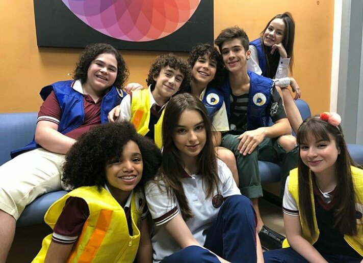 FilippaPessoa's tweet photo. (Como não tem uma foto só nossa,vai com a galera toda mesmo! Rsrs😂) Raquel sua linda,meus parabéns! Que papai do céu te abençoe hoje e sempre. Eu sei que as vezes eu sou "meio" chata mas eu te amo,futura cunhadinha!❤ Um beijo enorme pra ti😙❤ https://t.co/d9Pl3PmkUw