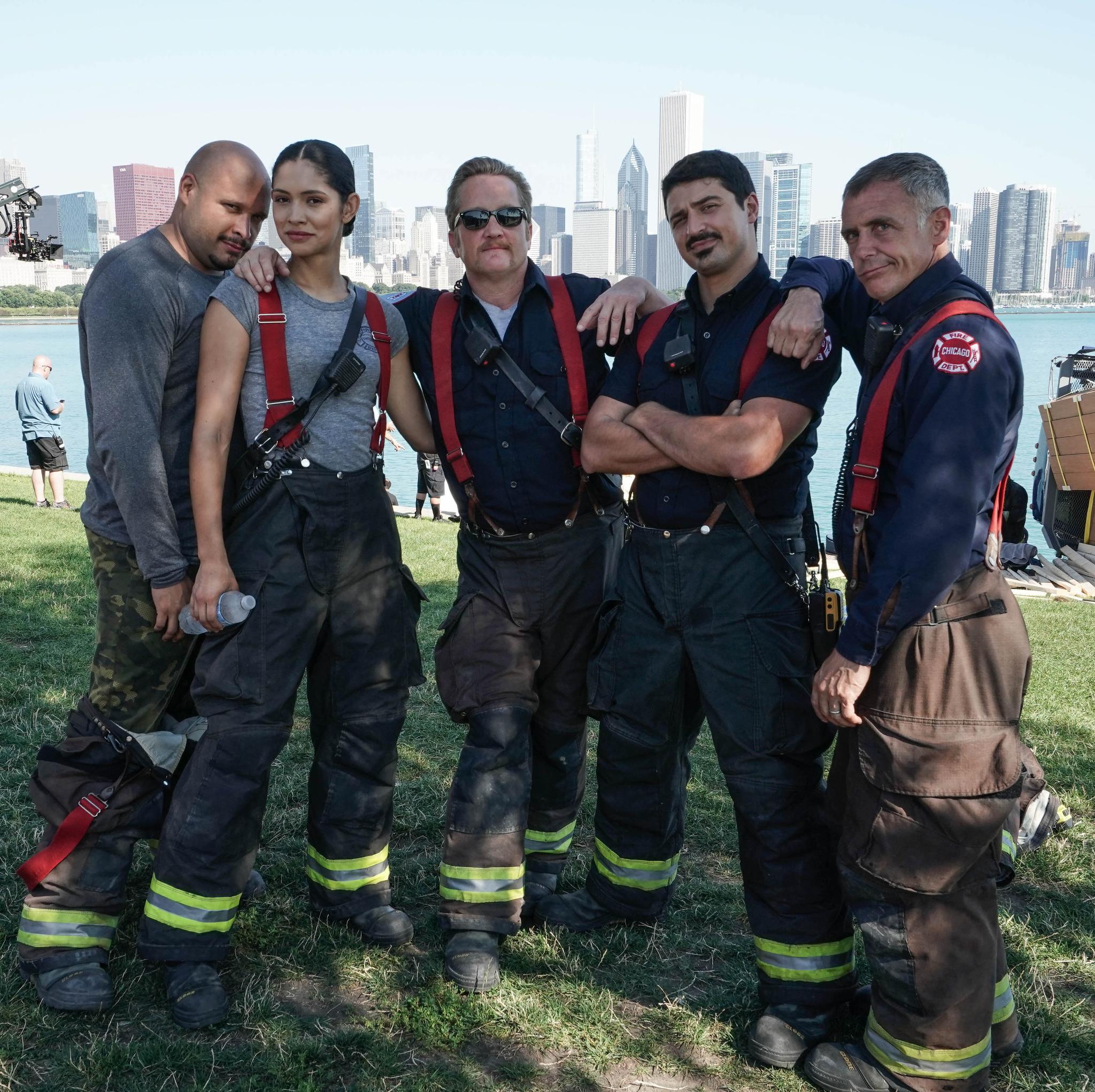 One Chicago Brasil SPOILERS on X: "📷| Joe Minoso, Miranda Rae Mayo, Christian Stolte, Yuri Sardarov e David Eigenberg nos bastidores de Chicago Fire. https://t.co/FoH3yhfRnW" / X