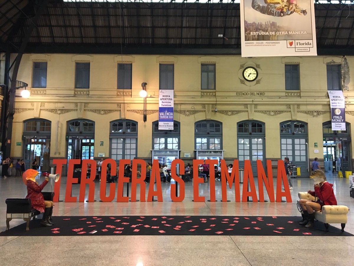2 besugos charlando una tarde de domingo en una estación de trenes. Todo es posible en los #AperitiusTS2018 de #TerceraSetmana2018.  "Diálogos entre besugos". @TDLE_gestion  <a href="/Adif_es/">Adif</a>