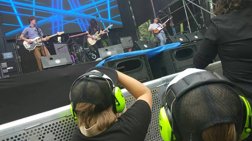 revistaindie's tweet photo. Un año más nuestros #MiniReporteros disfrutaron del @TomavistasFest ¡Y nosotros como niños! #NosGustaLaMusica #Festivales #childrenfriendly #kids #TomavistasFest2018 #musiclovers #concertphotography #musicphotography #Madrid #concierto #ConciertosEnMadrid @trincheranews https://t.co/4z1rZDL82T