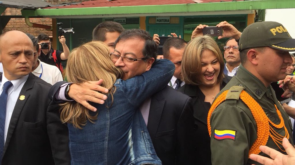 jorgerojas2022's tweet photo. Un abrazo lleno de afecto que se multiplica por toda la Colombia Humana @angelamrobledo @petrogustavo 
 #PetroGanaHoy https://t.co/vmPzzALHJA
