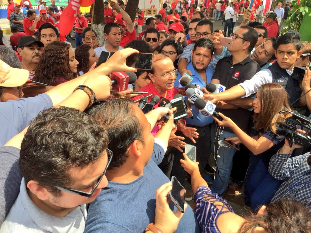 ConGersonSi's tweet photo. Luego de su voto, @GersonmSV ya está dando declaraciones sobre el proceso democrático, transparente y limpio de estas elecciones internas del @FMLNoficial. #FMLNInternas2018 #ConGersonSí https://t.co/sCZh5aPVA6