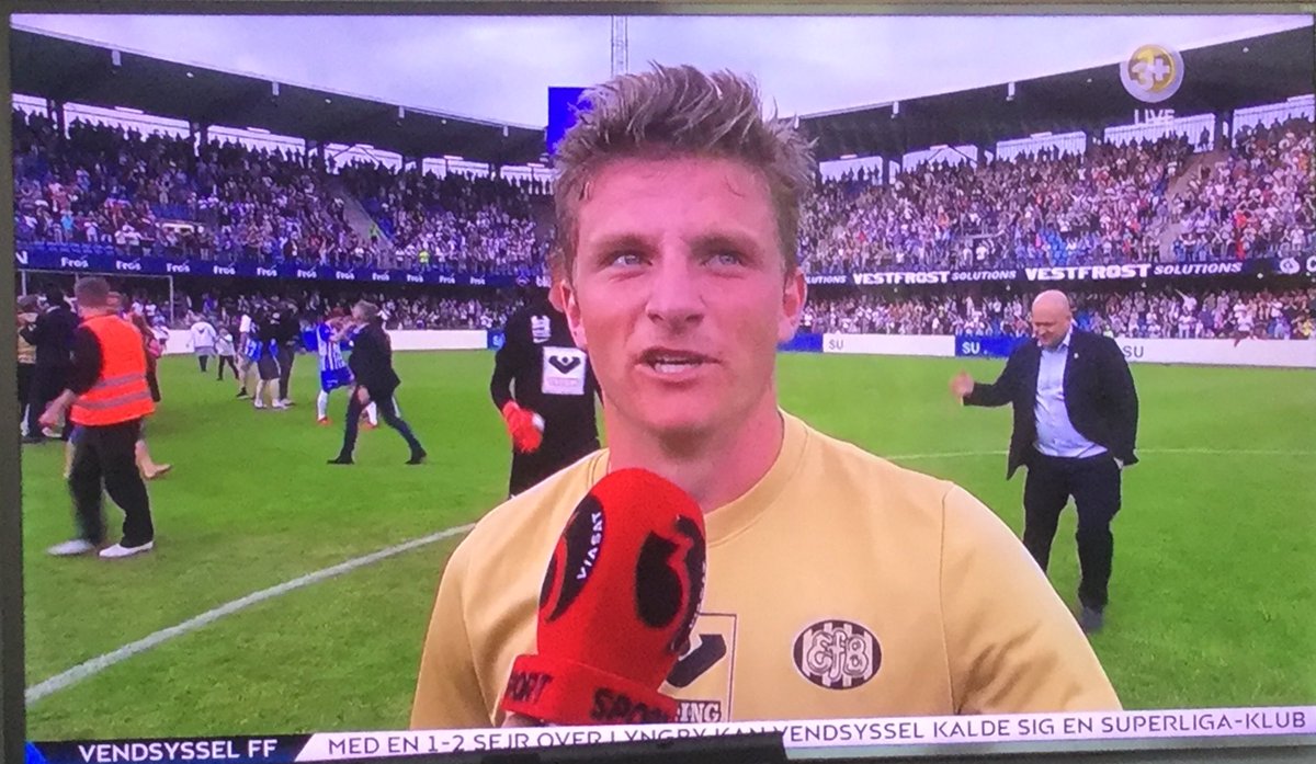 kentjnielsen's tweet photo. Guldtrøjer er måske lige i overkanten i #Esbjerg, men lur mig, om ikke de har fundet dem billigt på et overskudslager i nærheden af #Brøndby 🤣 #VelkommenTilbage #sldk #EfBSIF https://t.co/DUuAo01kTN