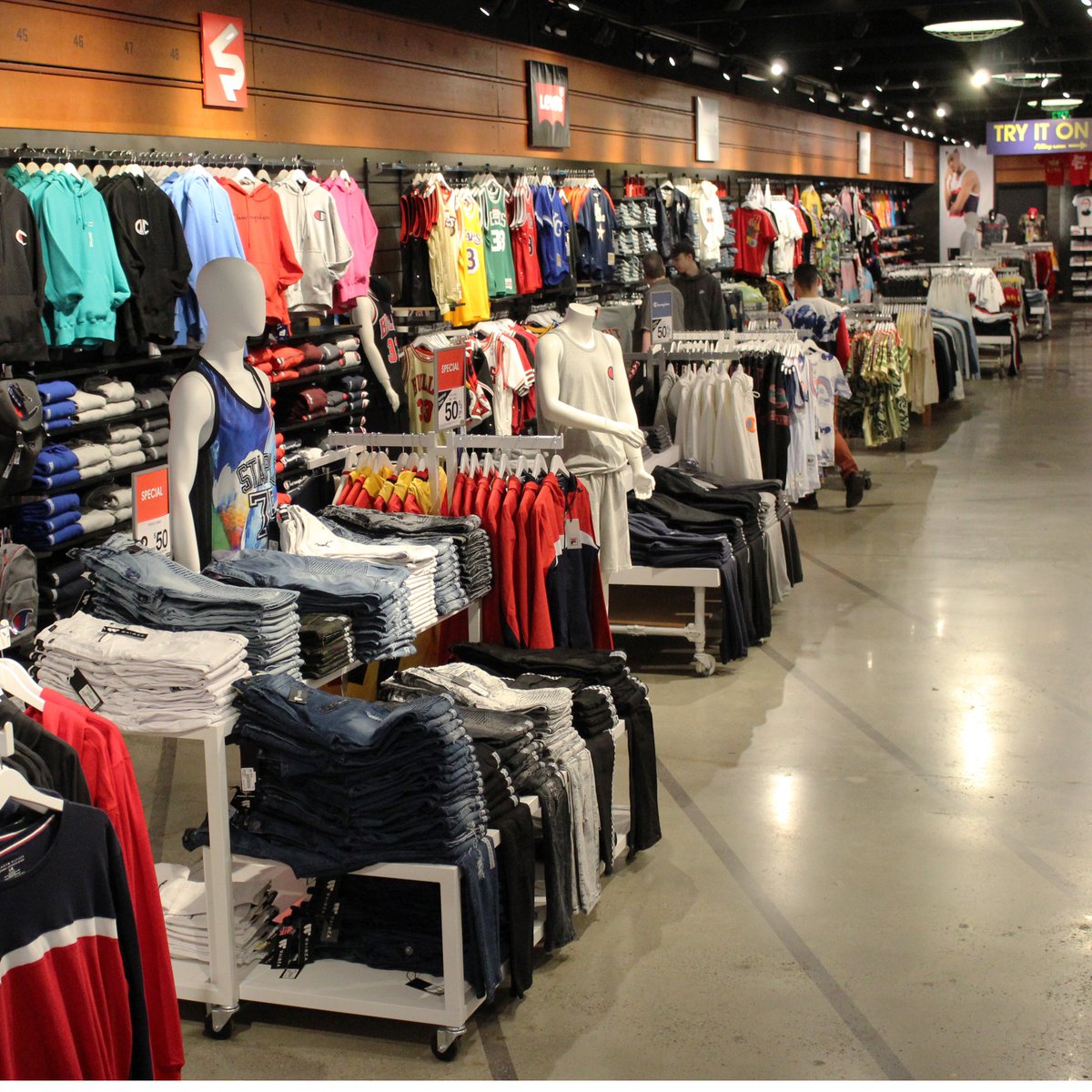 AAO_USA's tweet photo. AAOstore X Roosevelt Field Mall
Newly opened! Come see our store!
.
.
.
.
No. 1 Streetstyle Clothing Shop!
.
#champion #fila #levis #puma #tommyhilfiger #blackpyramid #hudsonouterwear #wt02 #youngandreckless
#rs1nenewyork #redfox #mitchellandness #new https://t.co/Xe9DYhCF1m