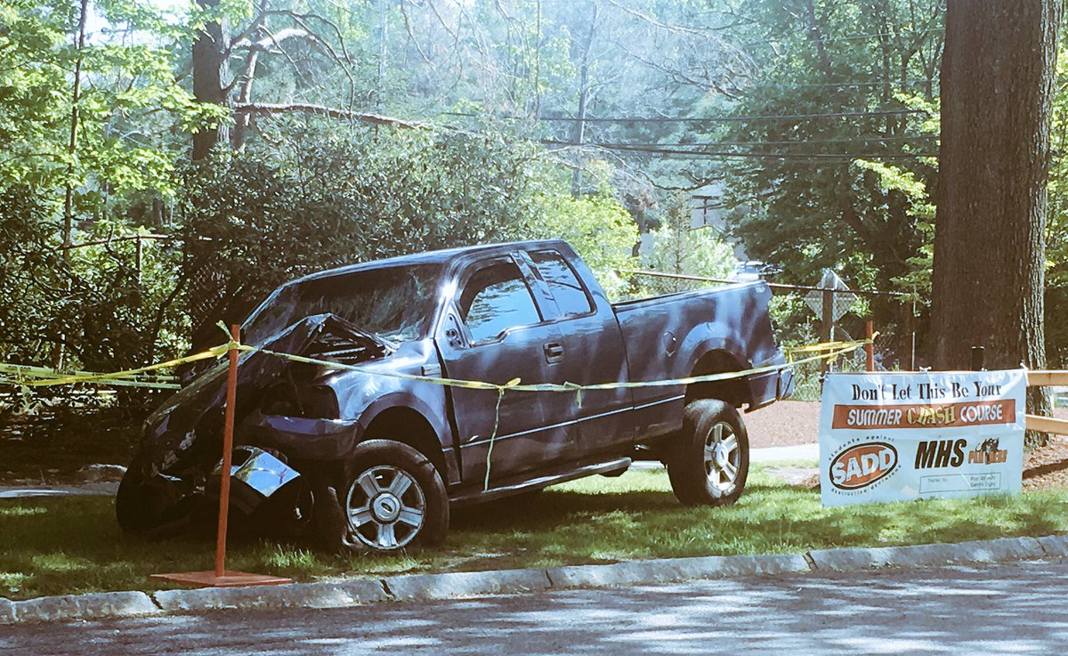 MrsChircoMHS's tweet photo. #dontletthisbeyoursummercrashcourse MHS Students &amp; Staff...please don’t #drivedistracted this #Memorial Day, Prom and Grauation Day!!! https://t.co/zWRoDTJMM1