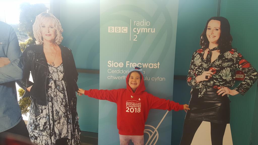 AnnMarieElli25's tweet photo. Barod am y gyngerdd!! #lloydmacey #tsunami #allewis #sophiejones #eisteddfod #urdd2018 https://t.co/7M3whIJRX3