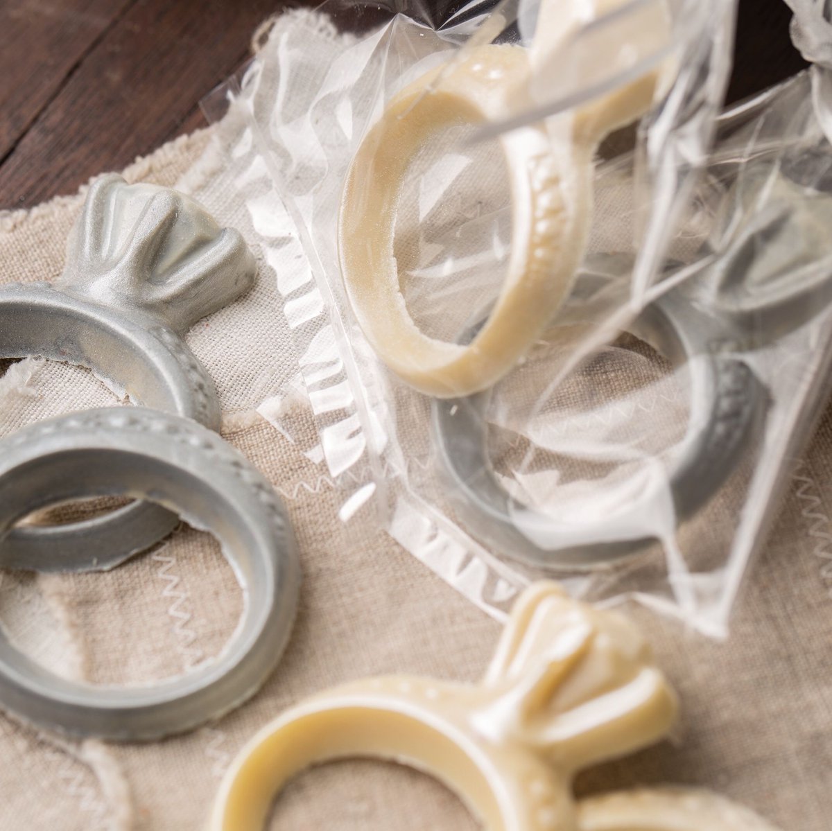 GhyslainGourmet's tweet photo. Say I do this wedding seasons with our exquisite Chocolate Wedding Rings!
#ghyslain #wedding #chocolate #hitched #rings
To incorporate these stunning chocolates into your day, order at https://t.co/kcsR0uMWP3 https://t.co/YBgpJohEsX