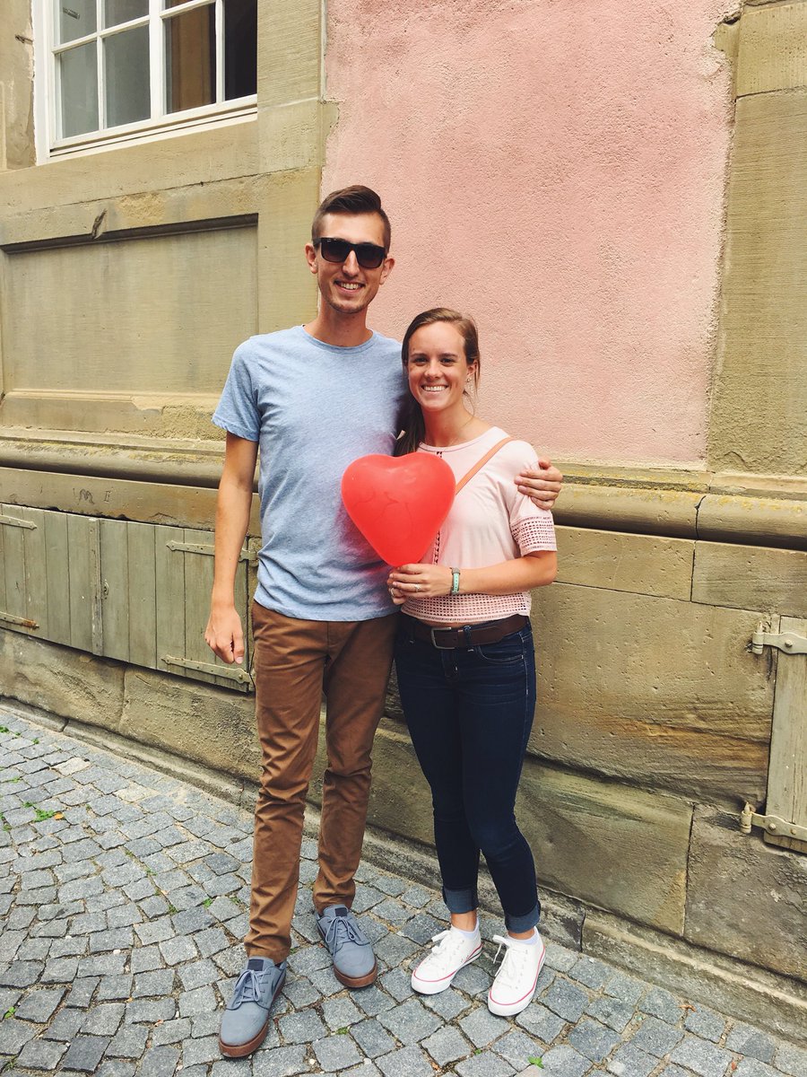 StephanieLomax's tweet image. I swear even on our wedding day Jason will still put his hand on my upper arm/shoulder in pictures as if we just met 🙄 #firstdatevibes