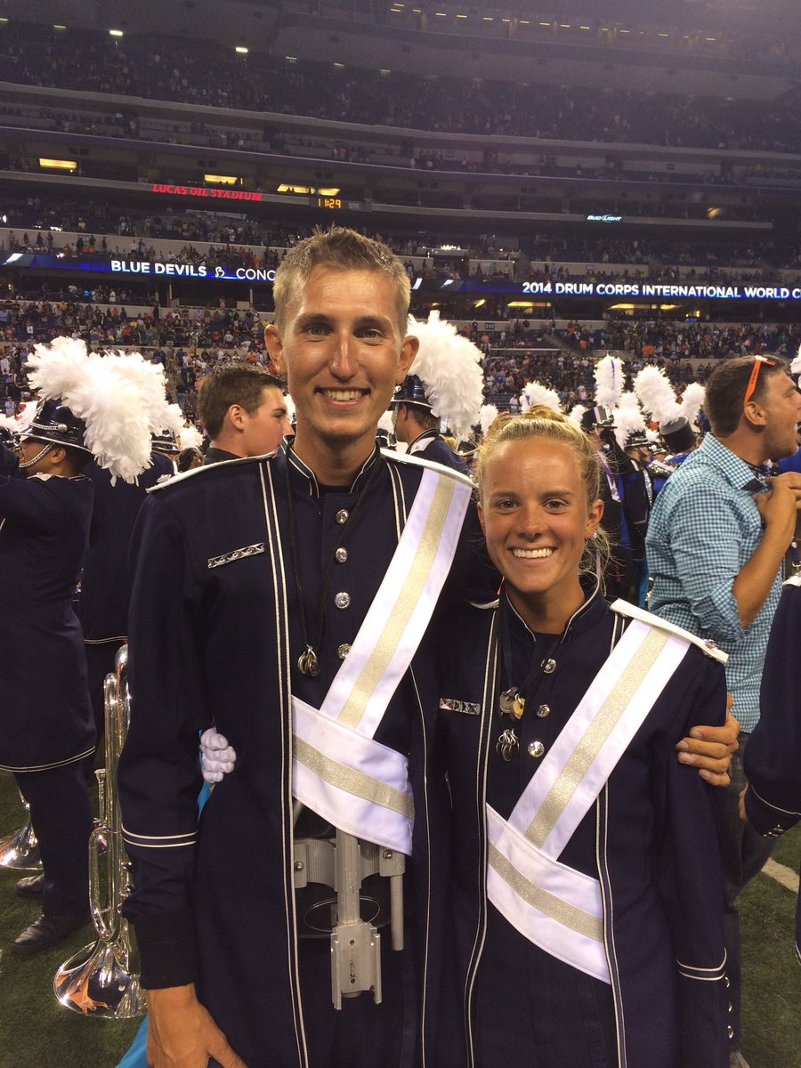 StephanieLomax's tweet image. I swear even on our wedding day Jason will still put his hand on my upper arm/shoulder in pictures as if we just met 🙄 #firstdatevibes