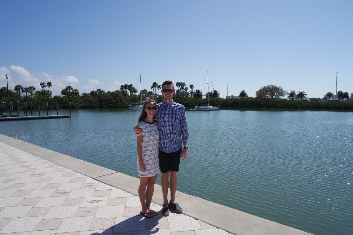 StephanieLomax's tweet image. I swear even on our wedding day Jason will still put his hand on my upper arm/shoulder in pictures as if we just met 🙄 #firstdatevibes