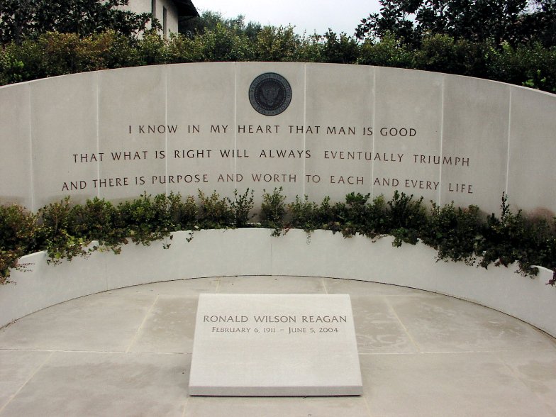 Most of members @CoachesHotSeat that live in California...50+ folks and their families get to @Reagan_Library at least once a year and besides the Amazing Library RR's words above above his final resting spot are Good For the Soul and give us confidence in America #AGreatCountry