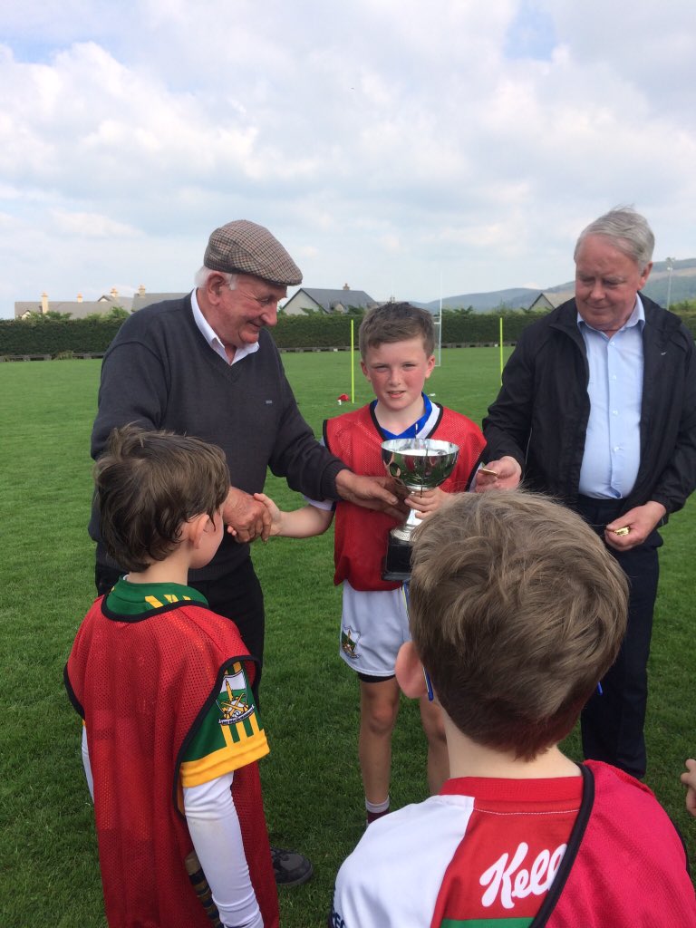 CarriganNigel's tweet photo. Great way to finish the @BallybaconG Hurling/Camogie Parish League on Sat afternoon. Super Fun and Enjoyment and dare I say some tough competition 😆 well done to all involved and thank you for the support 👌🏻💚💛💚#BBG #LocalParish #GAA #Fun #Tipp https://t.co/pAnavHReGw