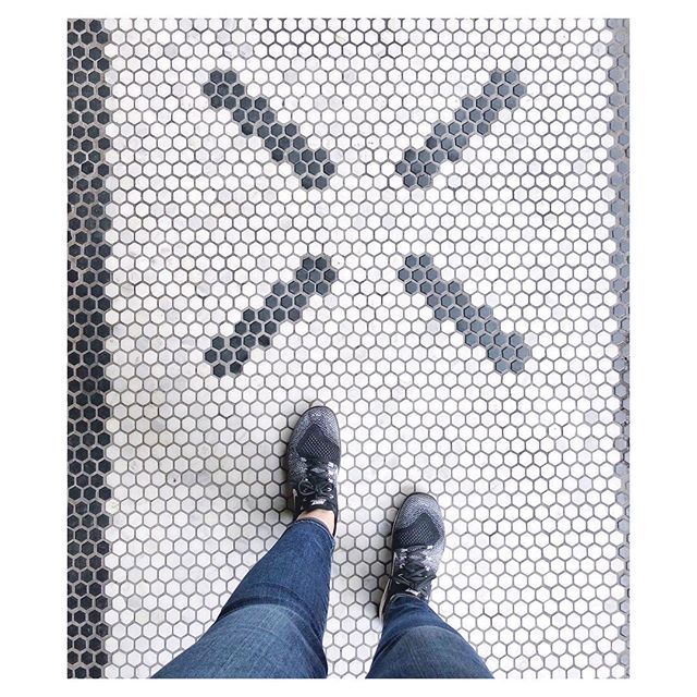 ThisIsLynnette's tweet image. Walking into Sunday like it's Saturday 😎

#hoxtonholborn #thehoxton #londonlife #ihavethisthingwithfloors #prettylittlelondon #fromwhereistand #selfeet