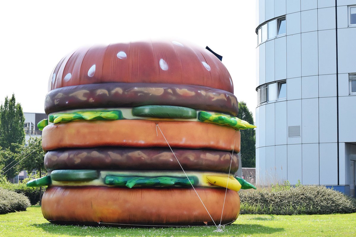 We beginnen wel een beetje te houden van onze mascotte...
En we hebben heel veel zin in ons burgerFEEST morgen (ma 28 mei)!! 
Vier je het feest met ons mee?!? Reserveer dan nog snel een plekje! 
#InternationaledagvandeHamburger #Woerden
buff.ly/2Iuk8Fu