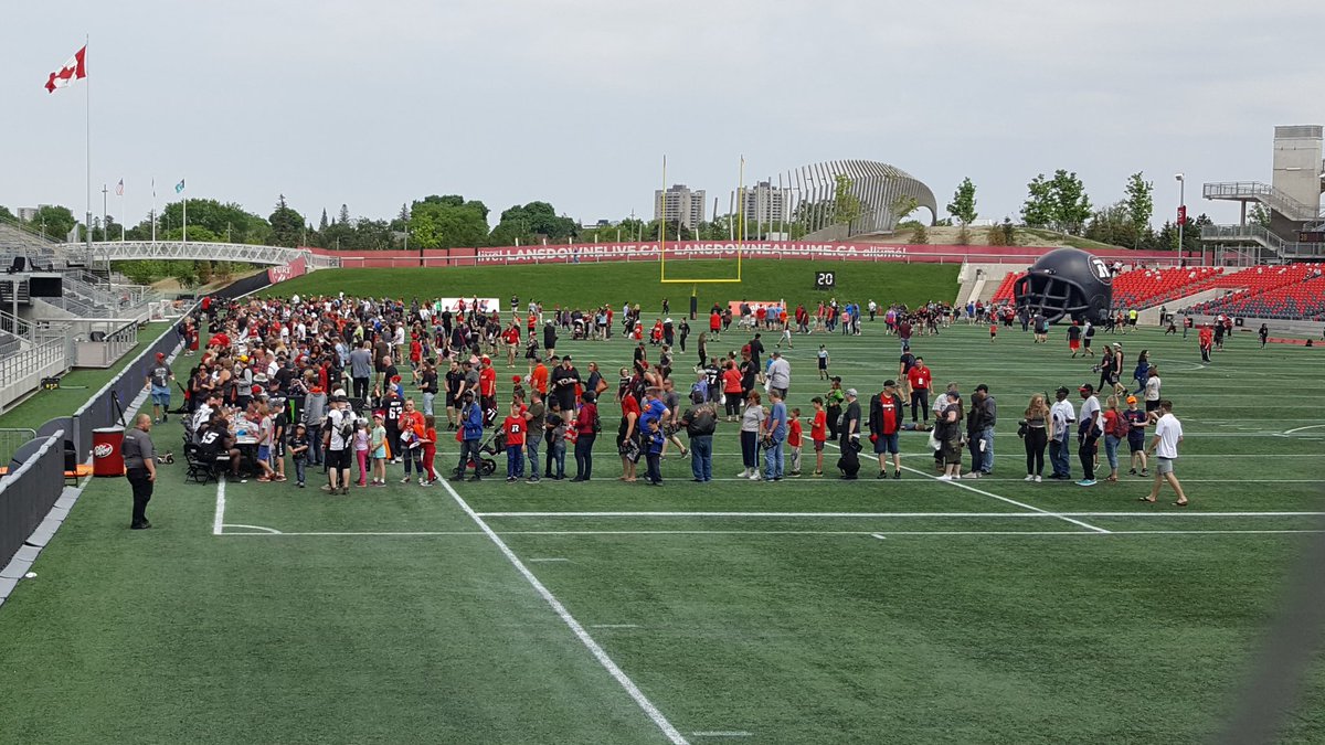 SteveBunda91's tweet photo. #Redblacks live scrimmage comes to an end. #RNation out on the field lined up to meet the squad! #RedblacksFanFest https://t.co/I9lJHAsw5z
