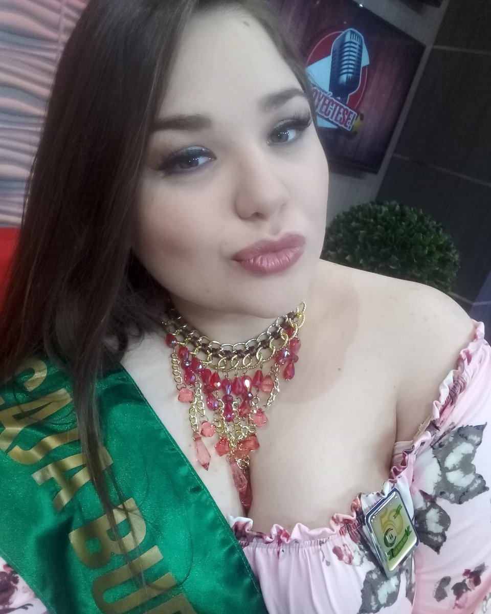 werarubalcava's tweet photo. Seguimos en @proyectese_tv 🎤 ! cambiale a televisa mty !
#PolloBeso💋 https://t.co/WNNMyWuEmI