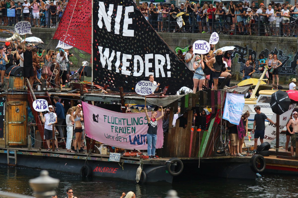 Wir haben eine Fotogalerie von der heutigen Demo der #AfD und den umfangreichen Gegenprotesten zusammengestellt: flic.kr/s/aHskyNsNUP #b2705