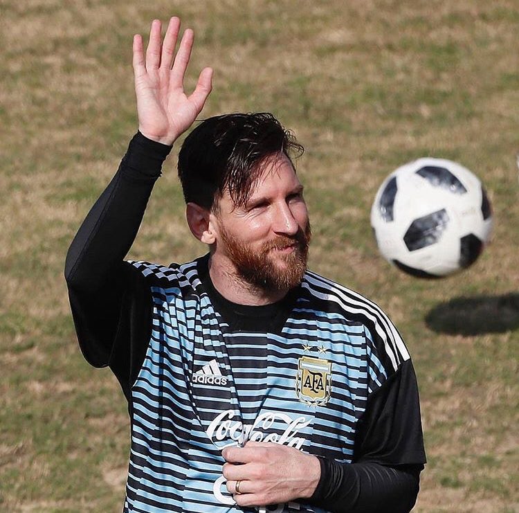 nacimiento márketing Reacondicionamiento Veronica Brunati on Twitter: "@PabloGaspari @eltreceoficial Va otra de  #Messi saludando a los chicos de la tribuna https://t.co/KAtSZEwYh0" /  Twitter