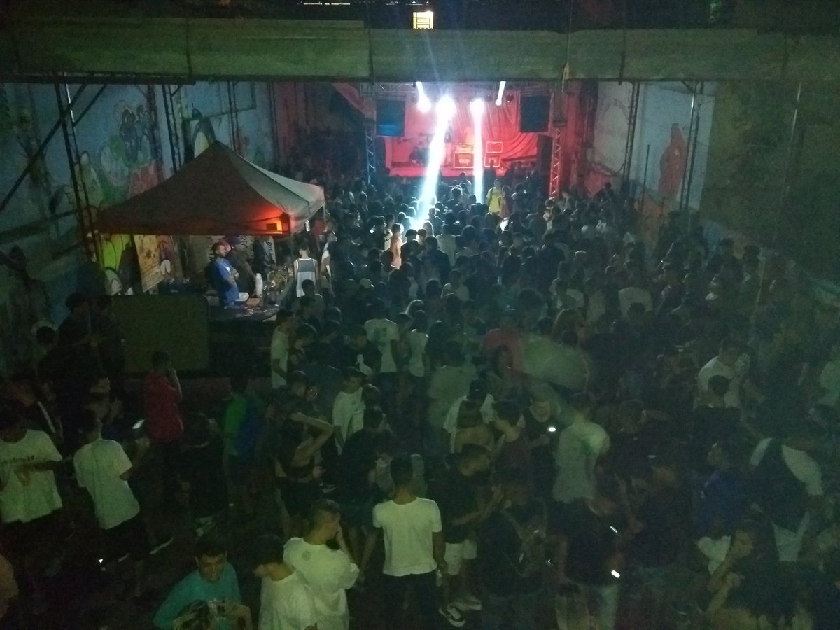 22_edinho's tweet photo. TDC ficou lotada como sempre! Muito obrigado a todos que foram 👏👏👏 Deu pra beber, zuar e dançar!!! Muito obrigado a todos os organizadores pela oportunidade de estar fazendo parte desse evento maravilhoso. Então é isso, TMJ ❤❤❤ #DjEdinho #TDC https://t.co/IoOjVv6YUm