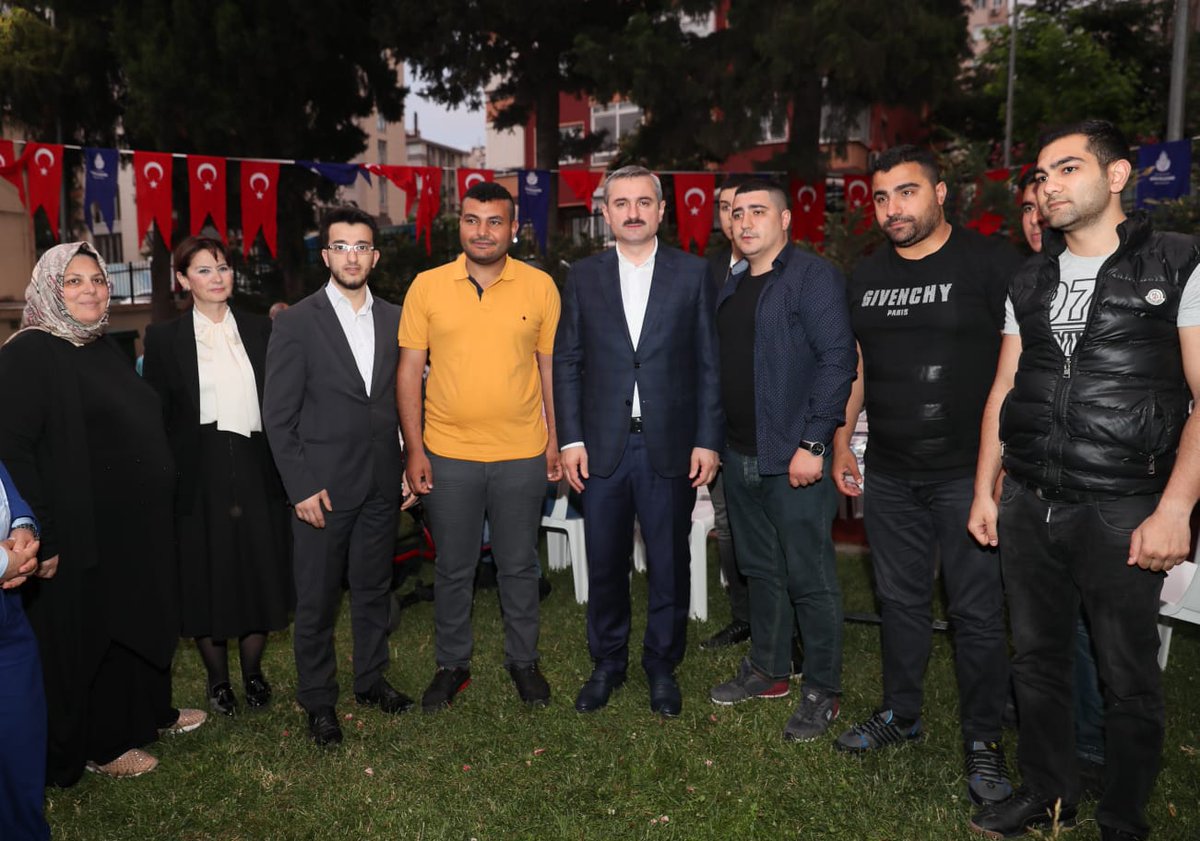 Bu akşam İftarımızı Kadıköy Sahrayı Cedit Mahallesi'nde kıymetli vatandaşlarımızla birlikte yaptık. 

Rabbim tuttuğumuz oruçları, ettiğimiz duaları, yaptığımız ibadetleri kabul, birlik ve beraberliğimizi daim eylesin.
