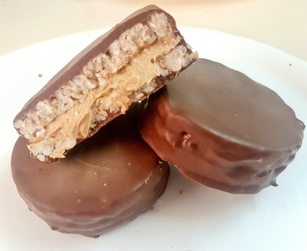 QueenCandy_py's tweet photo. Te presentamos lo nuevo!! Alfajores de arroz con relleno de mantequilla de maní y cubiertos con chocolate semi amargo o amargo!!! ❤🍫😘😍👌💪 especial para los atletas que no consumen muchas calorías de chocolate por día... ideales para una deliciosa merienda😍 #queencandy https://t.co/NirDINGhBc