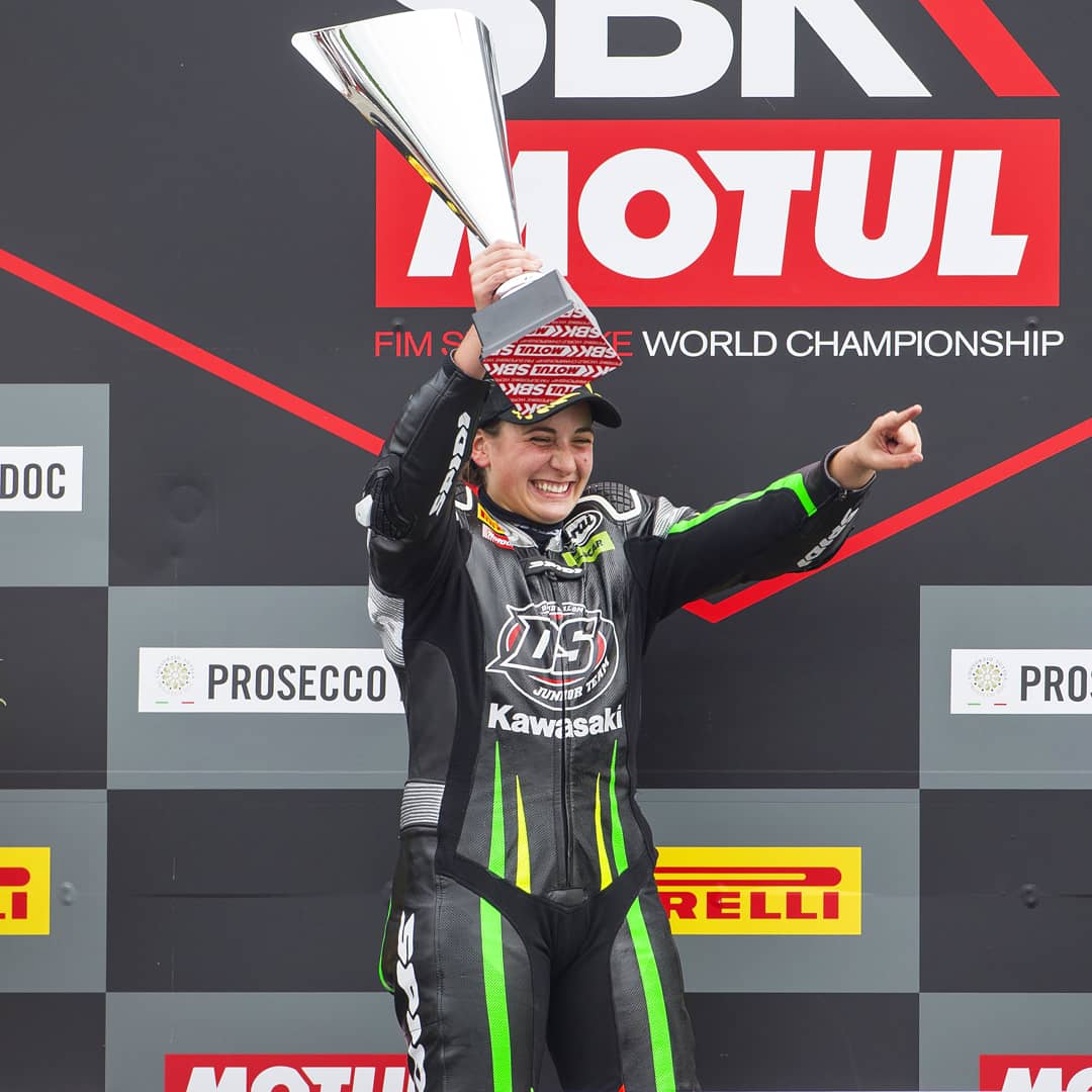 AnaCarrasco_22's tweet photo. 🎉P1🎉 - RACE
¡Increíble, segunda victoria consecutiva de la temporada! ¡Mil gracias a Kawasaki y a todo mi equipo! ¡Esta va por vosotros!😉❤️

Incredible, second victory in a row this season! Big thanks to Kawasaki and all my team! This one goes for you!😉❤️ https://t.co/xUVJ7DqQBf