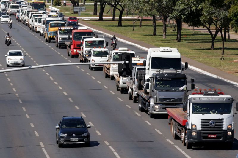 No WhatsApp, caminhoneiros dizem que greve está longe do fim bit.ly/2KZYIkl