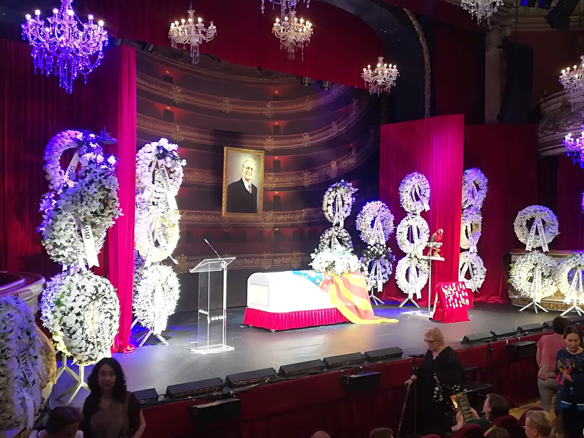 Sólo ellos son capaces de hacer un funeral que grita Viva la Vida!!! 
Absolutamente recomendable, un chute de VIVAMOS!!!! <a href="/_LaCubana/">La Cubana</a> <a href="/teatroolympia/">Teatro Olympia</a> #AdiósArturo 
@carlosgaliana @danixiri