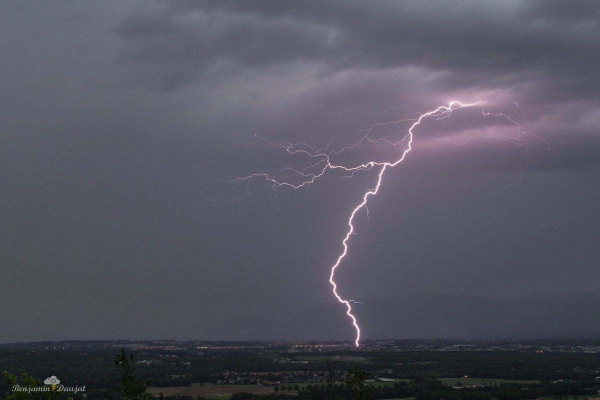 Planete Meteo Bourg En Bresse On Twitter Orage Sur La Region De Geneve Ils Etaient Prevu Sur Les Modeles Ils Ont Ete La Les Orages Ont Debordes De La Haute Savoie En