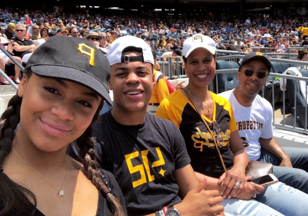 NiaSioux's tweet image. Family day!!