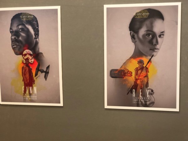 Ya está disponible en nuestro Facebook la galería de imágenes de la exposición <a href="/unviajedecine/">Un Viaje de Cine</a> que tiene lugar en #Sevilla hasta el próximo 3 de junio bit.ly/2INKqqG #cine #ExpoSYFY <a href="/SYFY_Spain/">SYFY España</a> <a href="/PROPside/">PROPside.com</a> <a href="/ReplicasdeCine/">Réplicas de Cine</a>