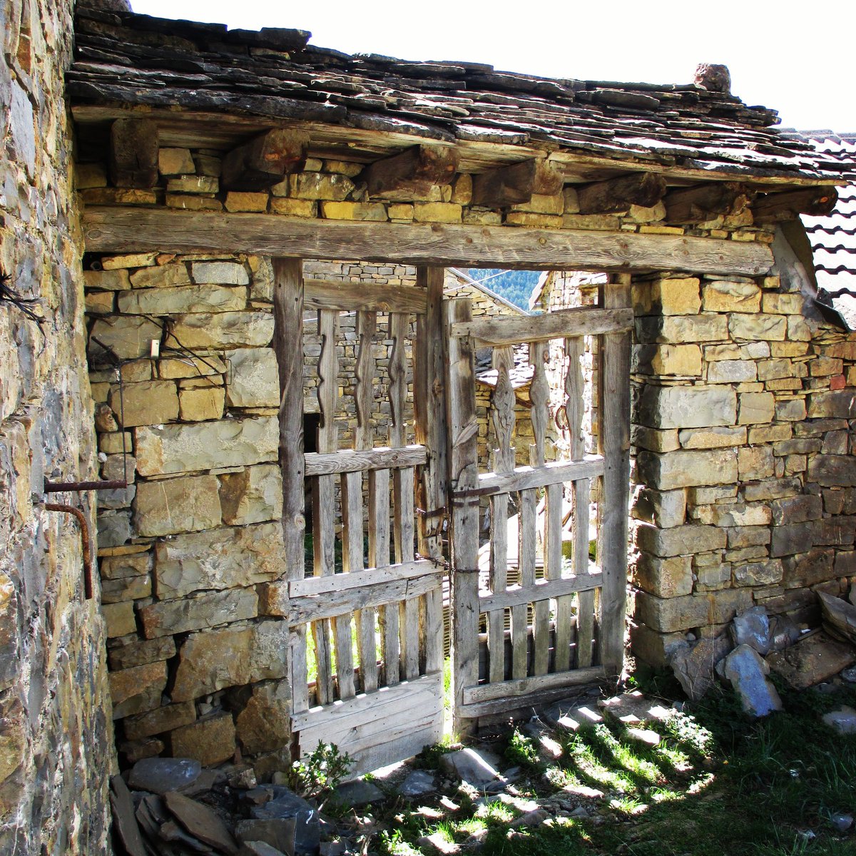 LarragaSergio's tweet photo. #Espierre, en #Biescas, #AltoGállego, #Aragón
#Puerta #Casa https://t.co/EsOF6UPSeg