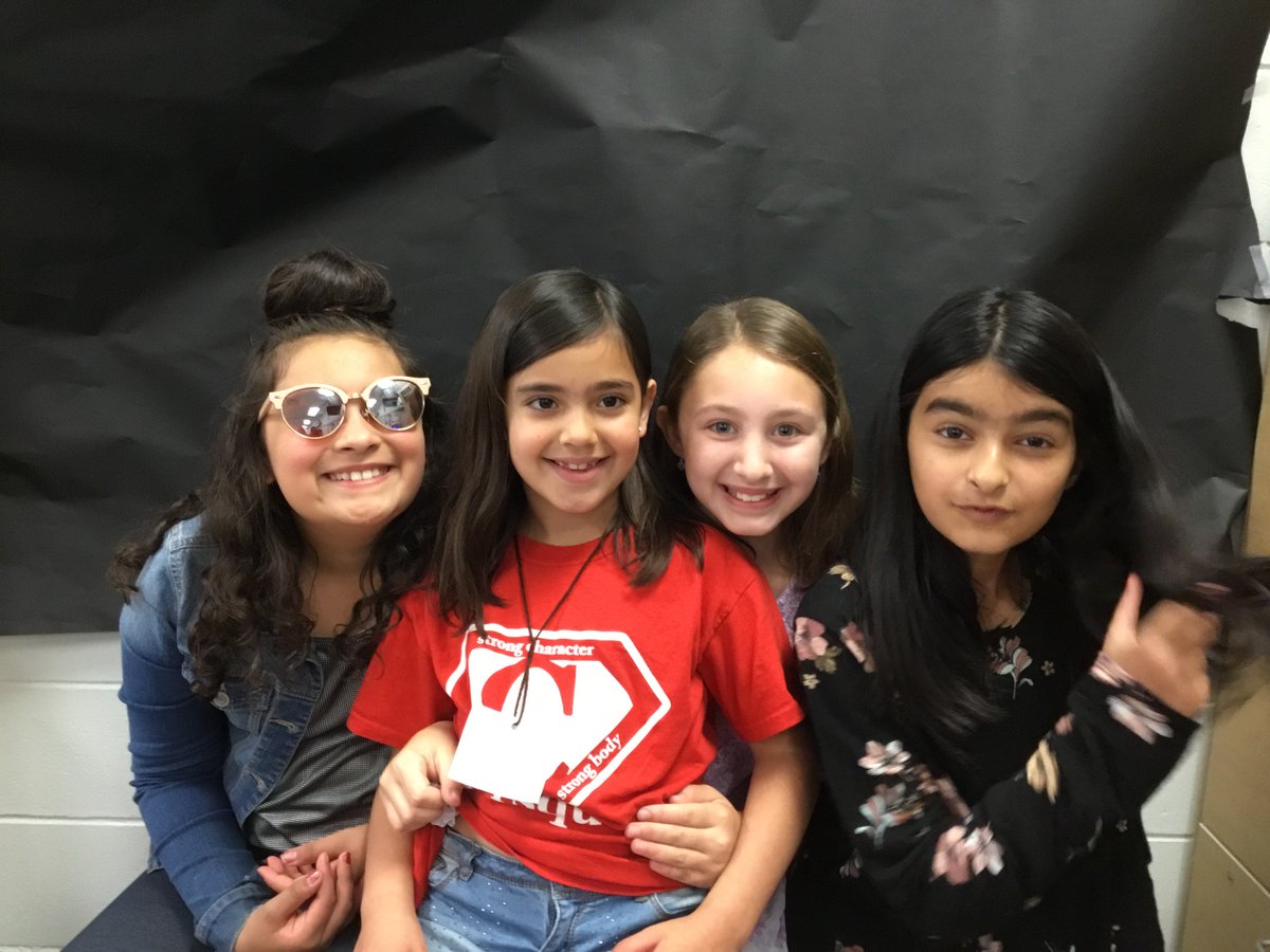 AprilBodner1's tweet photo. Hollywood style Read-a-thon with our buddy classes 😀 @CatenaColts https://t.co/C3pNvXynPG