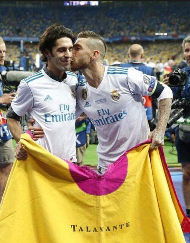 tintoclarete's tweet photo. Dos maestros @SergioRamos y @aletalavante en Kiev!! #ChampionsLeagueFinal #CHAMP13NS @repaci31 @_mickymoto @DanielSdLS @octamg @lodares @DiegodeAcuna #torerazos https://t.co/FcOdUymY9h