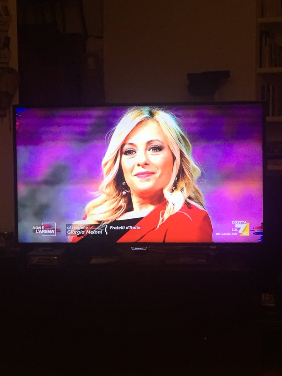 Su <a href="/La7tv/">La7</a> a <a href="/nonelarena/">Non è l'Arena</a>, Christina Aguilera sta chiedendo l’impeachment del Presidente #Mattarella.