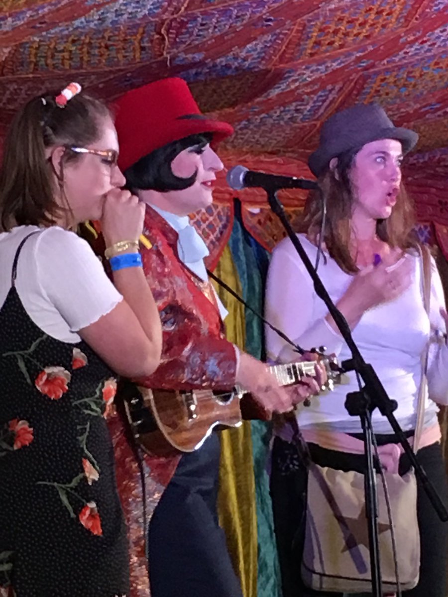 helenjerome's tweet photo. KAZOO HELPERS
@tricityvogue and her ukulele get some help from her eager kazoo duo at @HTLGIFestival 🎼
#bandofsisters
#HTLGI2018 https://t.co/qaW0tfflgf