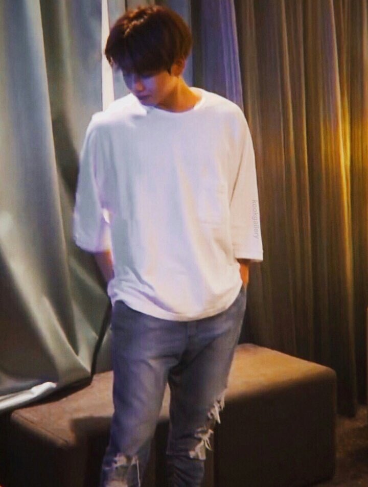 fyKIWI's tweet photo. [LQ] Kiwi caught looking a little worn out @ his KBS1radio interview. (still managed to be cute somehow.) https://t.co/jkxCf7WWtU