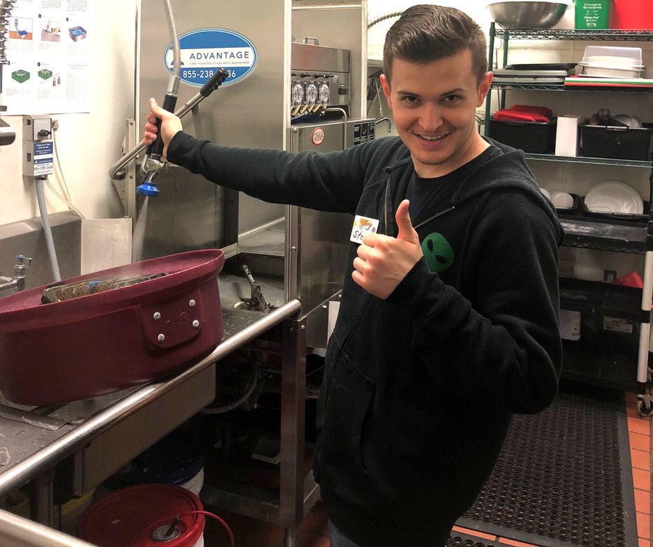 SqueezeIn's tweet photo. It's a 👍🏼 for Associate Steele who keeps us #SoFreshAndSoClean at #SqueezeInRWC! https://t.co/Q56QRYrBBO