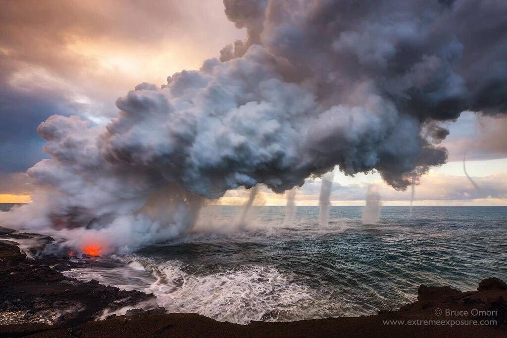 Divulgameteo's tweet photo. ¡Impresionante fotografía! 😲 De uno de los ardientes penachos que vomita el #Kilauea, en Hawaii, se descuelgan hasta 6 mangas marinas. Vía @ThePastorRyan https://t.co/NQ7v4fgtVD