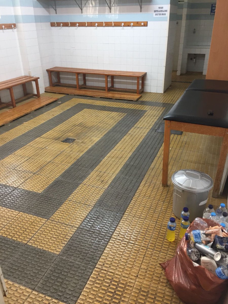CD_Izarra's tweet photo. Así ha quedado el vestuario visitante de Merkatondoa tras abandonarlo la @UELlagostera Por cosas como estas sois verdaderamente de superior categoría y estamos seguros de que volveréis al lugar que merecéis. Levantad la cabeza y volved de nuevo. #ForçaLlagos #ViscaLlagostera https://t.co/k2xi2LPtf2
