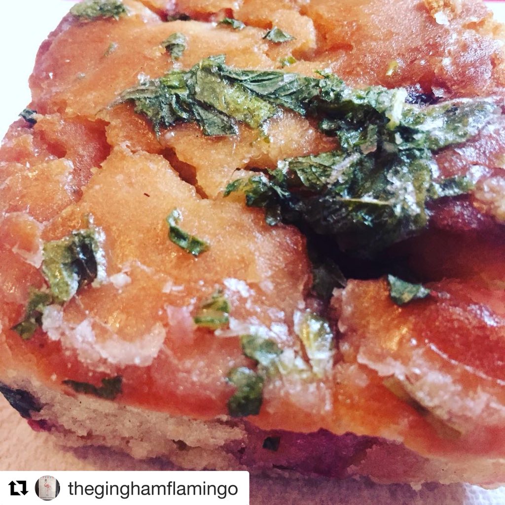 nibble_nq's tweet image. #Repost @theginghamflamingo 
・・・
Raspberry mohito vegan cake #couldntwait @nibble_nq #delicious #moreish