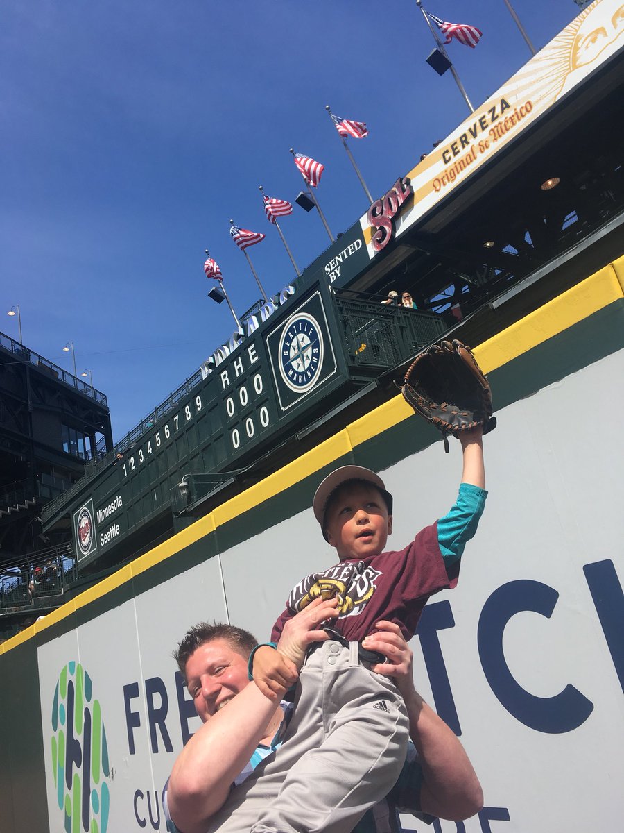 dutcher_sarah's tweet photo. #WhereIRoot for @Mariners #GoMariners #TrueToTheBlue #KidsLittleLeagueDay #futurehalloffamer https://t.co/E2GLPuZT8J