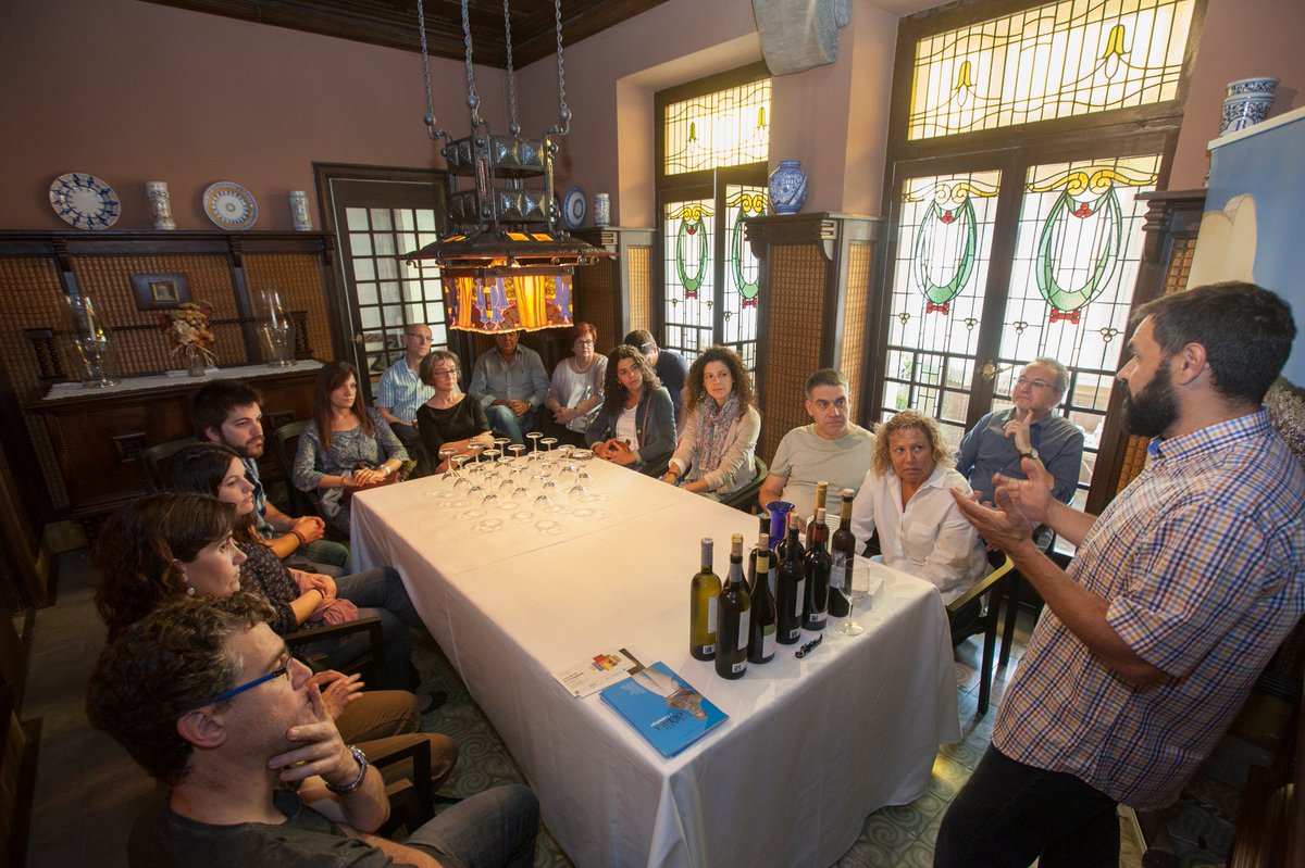 DOEmporda's tweet photo. Aquesta setmana arriba  Tocs de Vi de l'Empordà a Girona.  De l'1 al 3 de juny, fira a la plaça Independència amb vins @DOEmporda i tapes dels restaurants de la mítica plaça. I del 30 de maig al 2 de juny, tastos en espais singulars. https://t.co/iYvdRxEENl @turisme_gi https://t.co/8evkX3kykh
