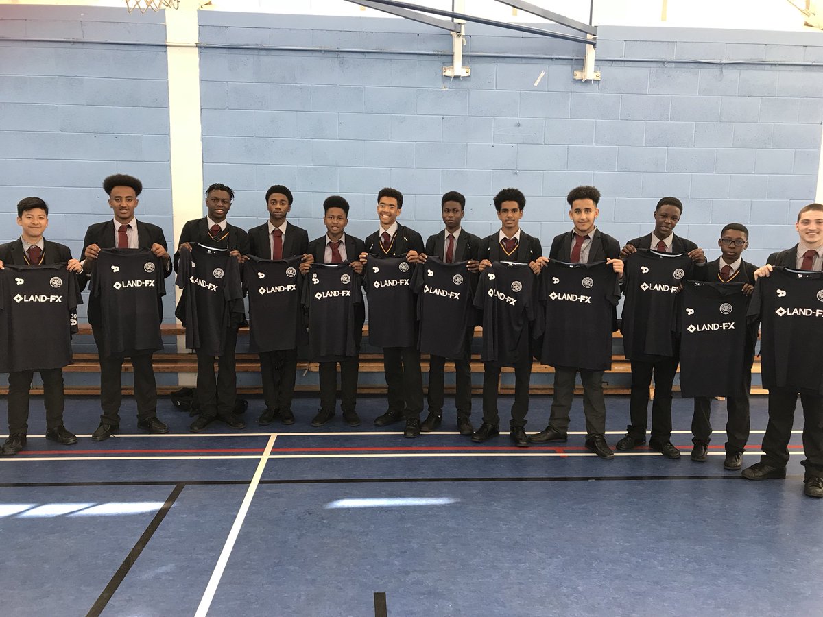BDA_QPR's tweet photo. Pupils rewarded with trainging kit from @QPRFC following their development both on and off the field #SchoolFootball #Community https://t.co/RseSK2cRLQ