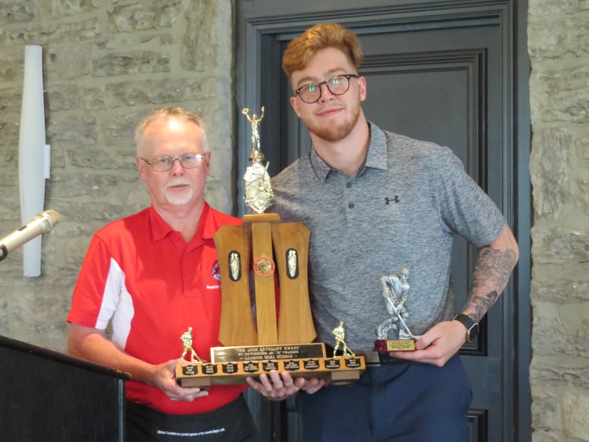 BruceIdeson1's tweet photo. @GOJHL @StCathFalcons Fundraising VP Chris Doig presents the Jack Gatecliff Trophy for the Leading Goal Scorer in the regular season to Michael Davies @mdavies93 . Congrats Michael! https://t.co/3LbS7C8ZRj