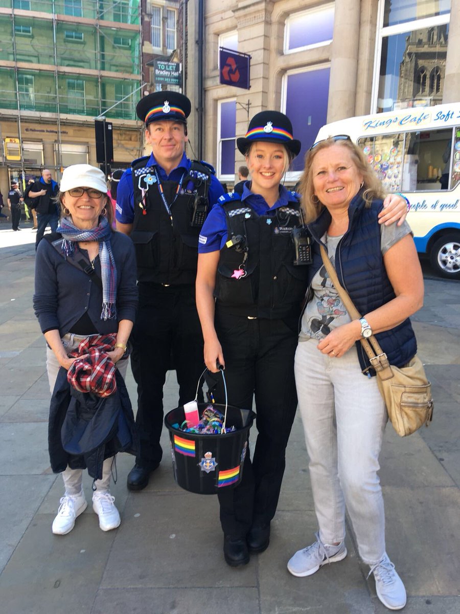 DurhamPolice's tweet photo. 📸📸📸 #DurhamPride https://t.co/sJ6TfguAuN