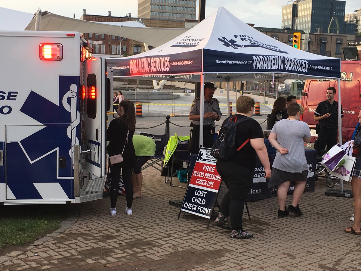 EventParamedics's tweet photo. @EventParamedics with help from @scoutscanada #MedVents kicked off #ParamedicServicesWeek in #Barrie with this community engagement. People were welcome to take a look in an ambulance and try their hand at #cpr https://t.co/YMY3DG0w0x